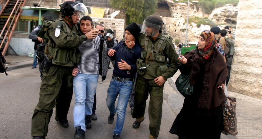 صورة الاحتلال يعتقل خمسة شبان من مخيم شعفاط بالقدس