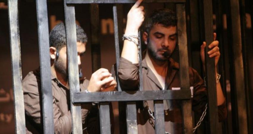 أفادت إذاعة صوت الأسرى أن سبعة أسرى من الضفة الغربية المحتلة يدخلون اليوم 29 مارس أعوامًا جديدة في سجون الاحتلال بينهم اثنان محكومان بالمؤبد، وهم:     الأسير عبد الكريم راتب يونس عويس من مخيم جنين المحكوم بالسجن المؤبد مدى الحياة ومعتقل منذ عام 2002، وأمض