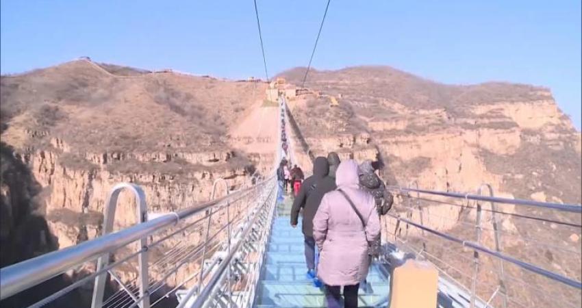 يبلغ طول الجسر الزجاجي 488 مترا بعرض أربعة أمتار وارتفاع 218 مترا، وهو معلق فوق وادٍ بين قمتي جبلين (الجزيرة)