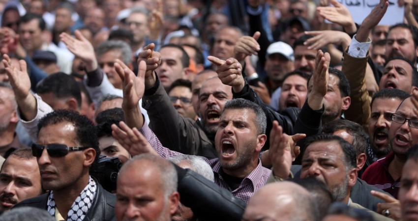 مصدر يكشف: استمرار الخصومات على راتب موظفي السلطة بغزة