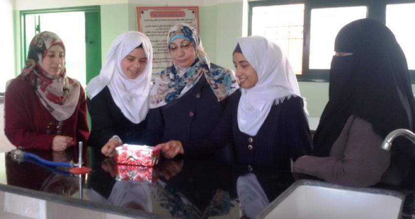 رفح  طالبات يبتكرن مصباحاً حساساً للصوت لخدمة كبار السن وذوي الإعاقة