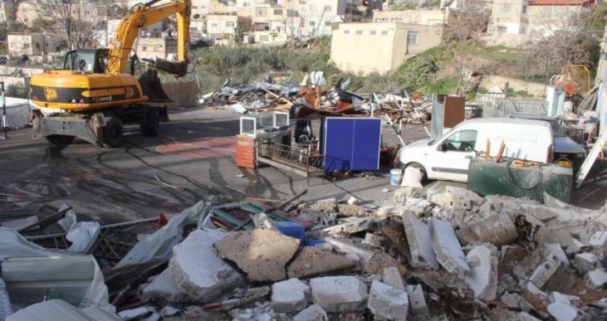 جرافة إسرائيلية تهدم أحد المنازل الفسطينية بالضفة