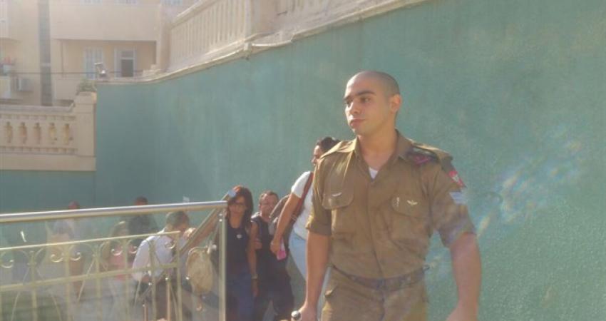 الجندي قاتل الشهيد عبد الفتاح الشريف أثناء الذهاب للمحاكمة اليوم