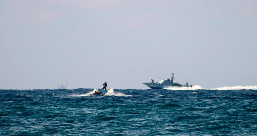 استهداف مراكب الصيادين في بحر القطاع