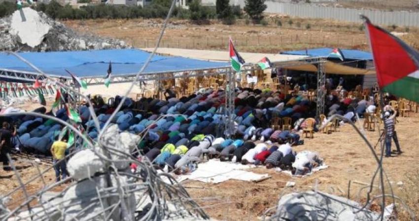 مواطنون يؤدون الصلاة على أنقاض المنازل المدمرة بقلنديا