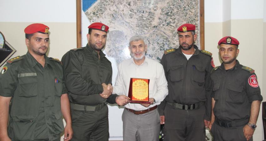 الشرطة العسكرية تكرم رئيس بلدية رفح