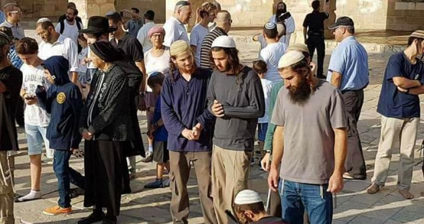 عشرات المستوطنين يقتحمون باحات الأقصى المبارك