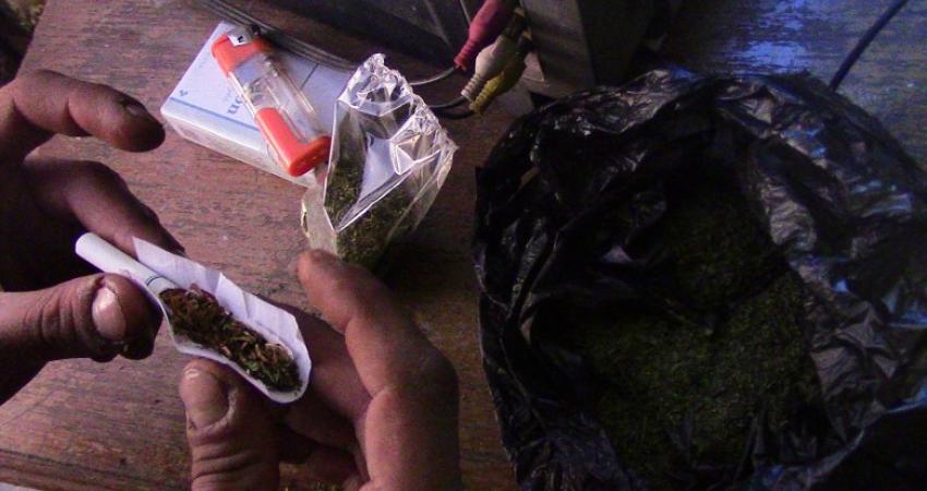 الخليل: ابن يبلغ عن والده لتعاطيه المخدرات