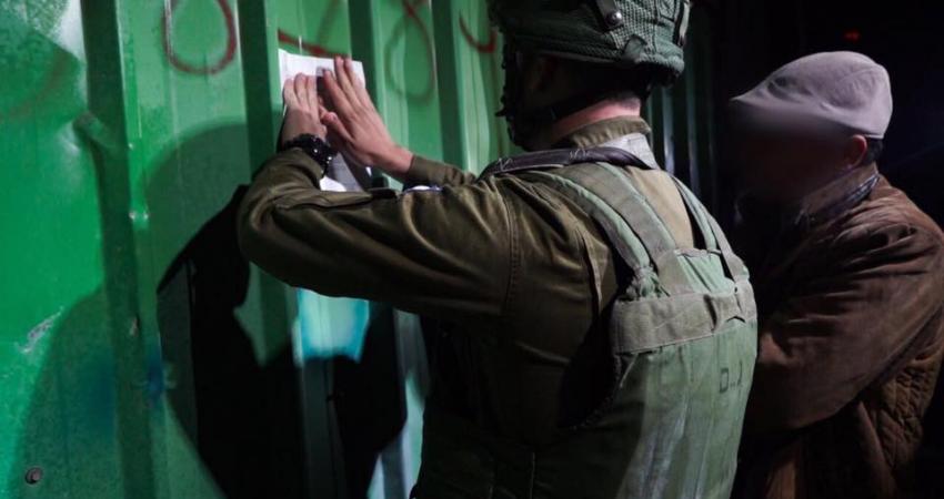 الاحتلال يغلق مخارط ومعامل في الخليل