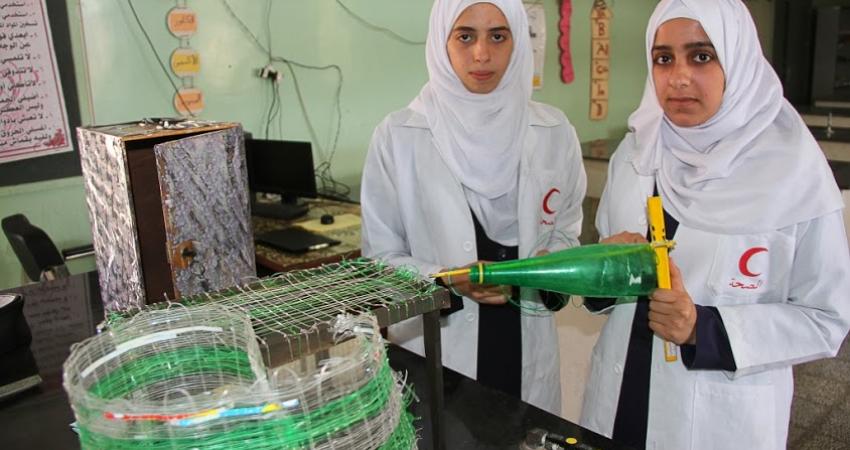 طالبتان من شمال غزة تُنتجان الخيوط البلاستيكية