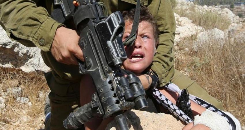 An-Israeli-soldier-controls-Palestinian-Mohammed-Tamimi-during-clashes-800x430