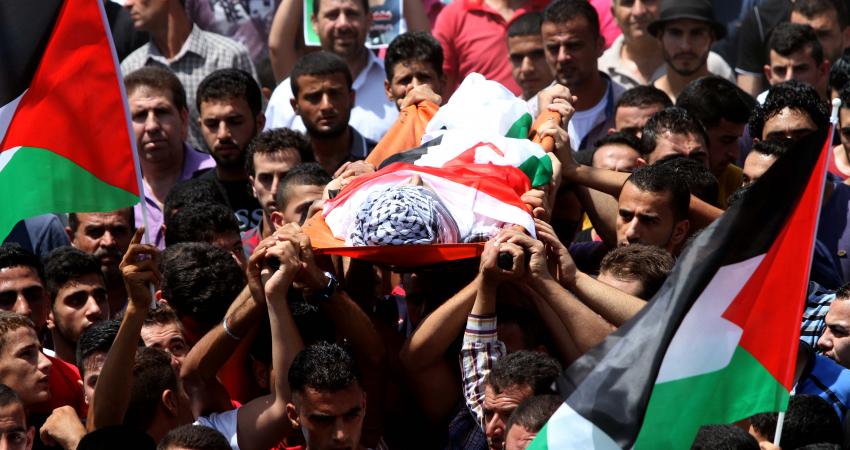  تستعد الجماهير الفلسطينية للمشاركة في تشييع جثماني الشهيدين محمد الرجبي وحاتم الشلودي عقب صلاة ظهر اليوم من أمام مسجد أبو عيشة بمنطقة وادي الهرية  إلى مقبرة الشهداء، في الخليل، بالضفة المحتلة. وسلمت قوات الاحتلال الإسرائيلي جثماني الشهيدين مساء أمس، للار