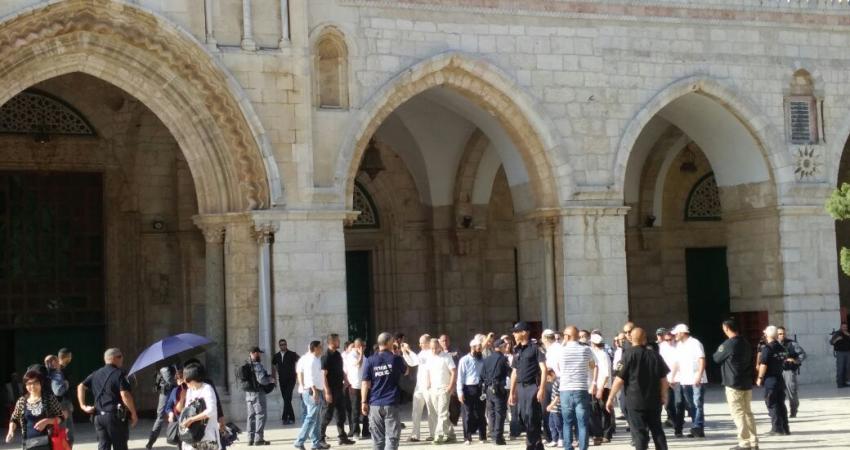 زوار ومستوطنين في باحات الأقصى