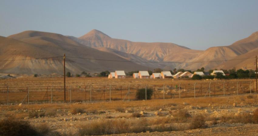 Israeli_Settlers_Settlements_on_the_other_side_of_the_street