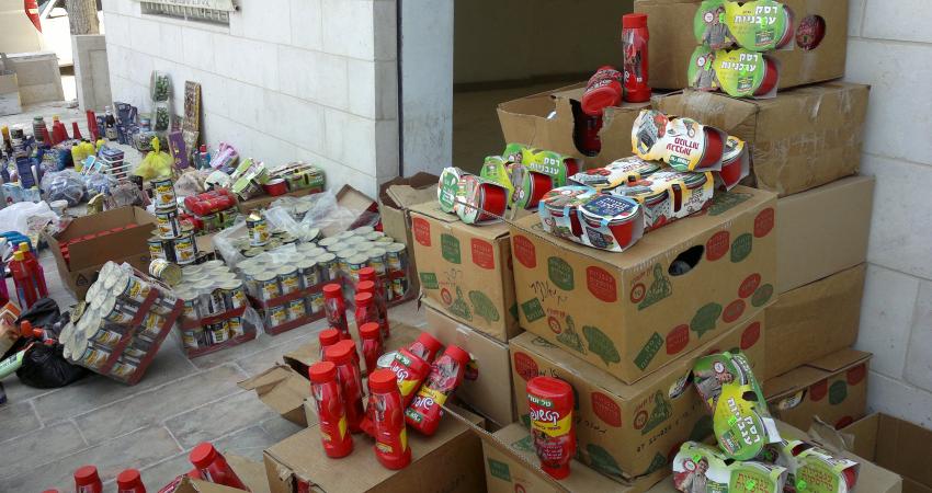 الضابطة الجمركية تتلف كمية من بضائع المستوطنات في سلفيت