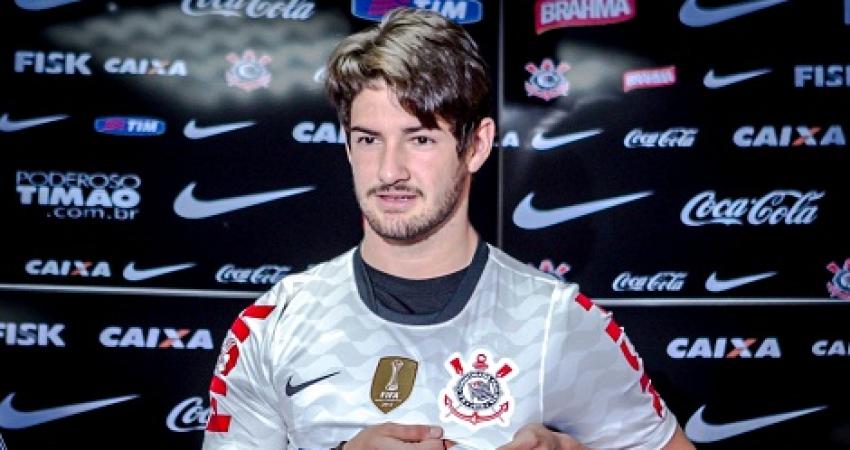 11jan2013-atacante-alexandre-pato-exibe-o-escudo-do-corinthians-durante-a-sua-apresentacao-oficial-1357917009163_1920x1080