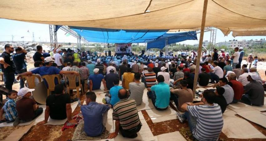 أهالي قلنديا يواصلون فعالياتهم على أنقاض منازلهم المهدمة