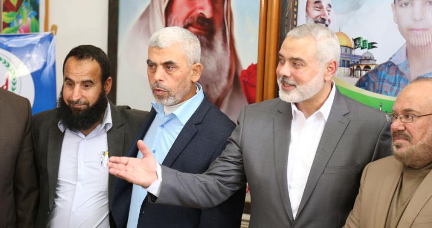 خلال زيارة هنية والسنوار لمنزل الشيخ الشهيد أحمد ياسين