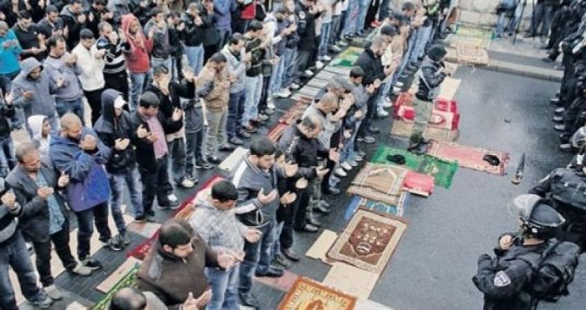 مقدسيون يؤدون صلاة الجمعة على "الإسفلت" احتجاجا على هدم المنازل