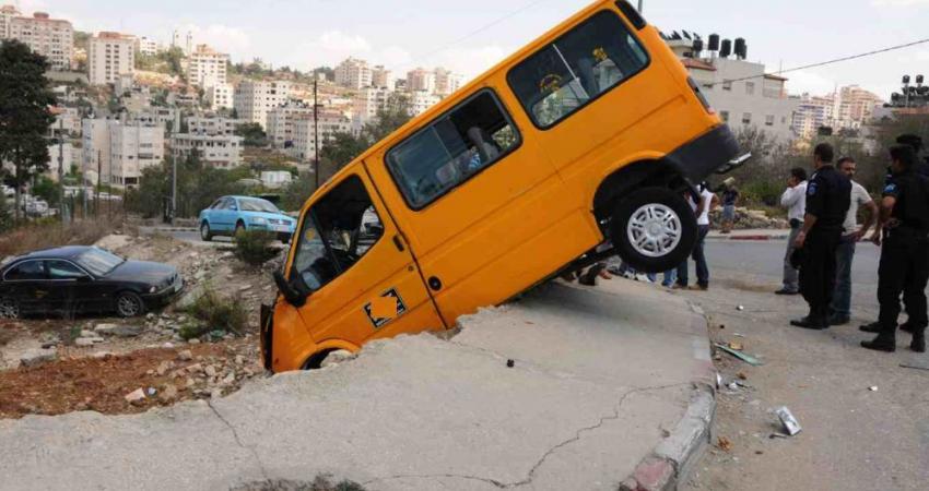 إصابة 3 مواطنين بحادث سير في طريق واد النار