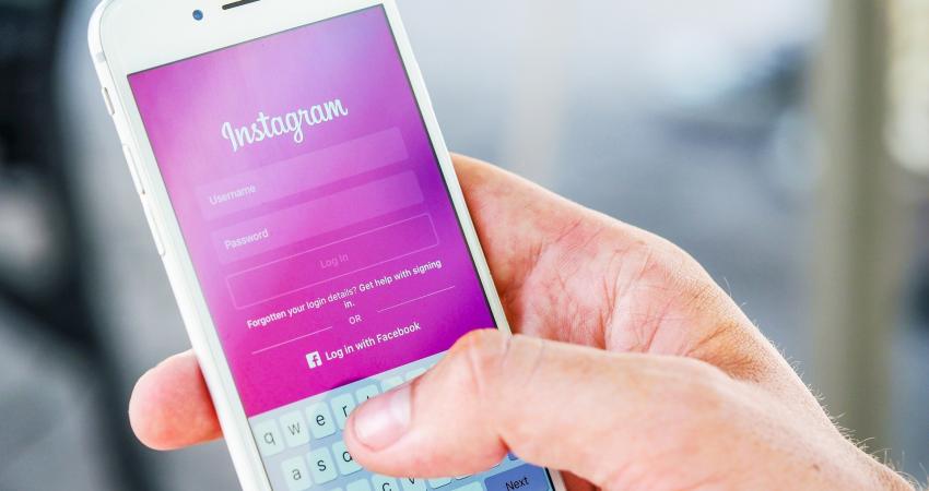تصفح مواقع التواصل