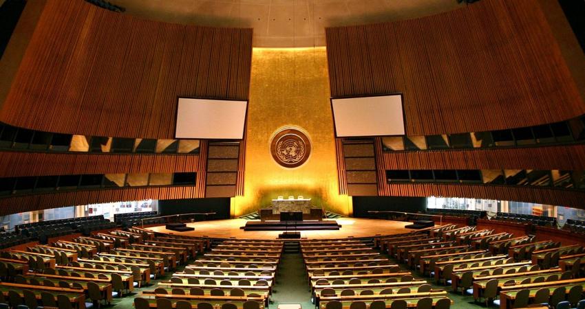 1200px-UN_General_Assembly_hall