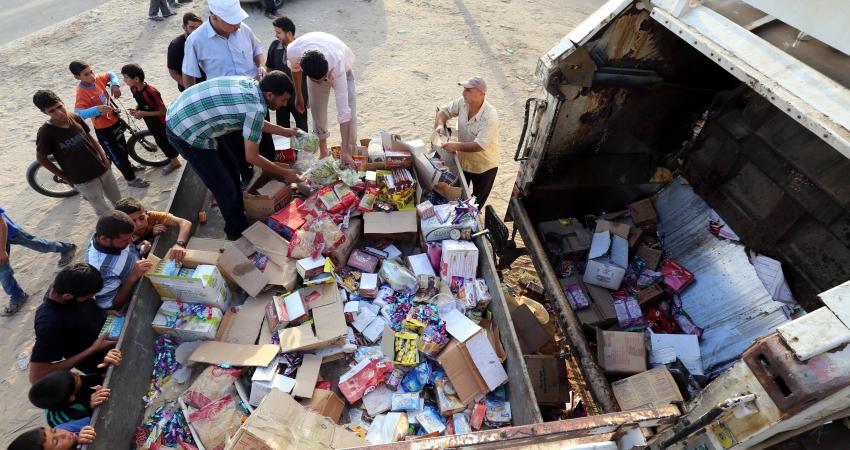 إتلاف أغذية فاسدة بغزة