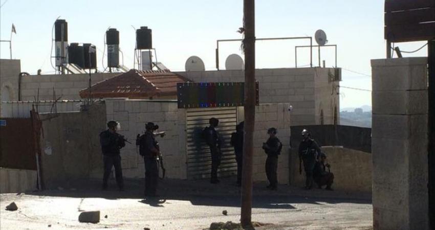 شرعت قوات الاحتلال الإسرائيلي، صباح اليوم الأربعاء، بإغلاق منزل الشهيد فادي القنبر، في حي جبل المكبر جنوب شرق القدس المحتلة، بالإسمنت المسلح "الباطون".  وقال مراسلنا إن قوة كبيرة من جنود وآليات الاحتلال اقتحمت المنطقة، ونصبت حواجز عسكرية فيها، وضربت طوقاً