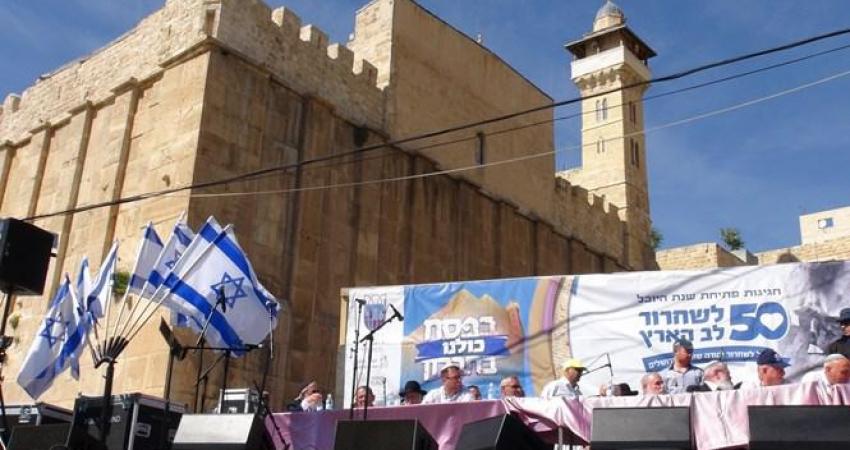 خلال الحفل للمستوطنين في الخليل