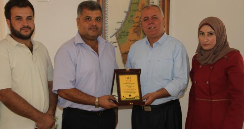 مدير التعليم في شمال غزة يكرّم إدارة جمعية 
