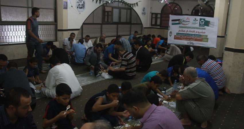 "روّاد" تُقيم إفطاراً جماعياً بدعم من البركة الجزائرية