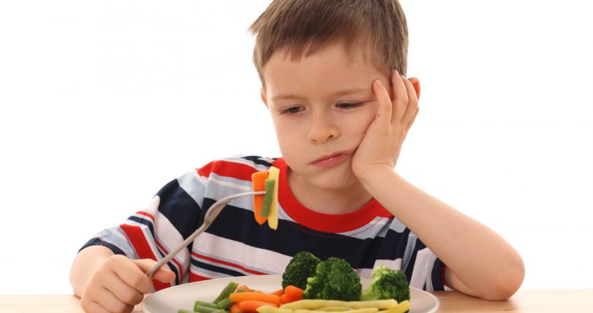 crianca-comendo-cara-feia-comida