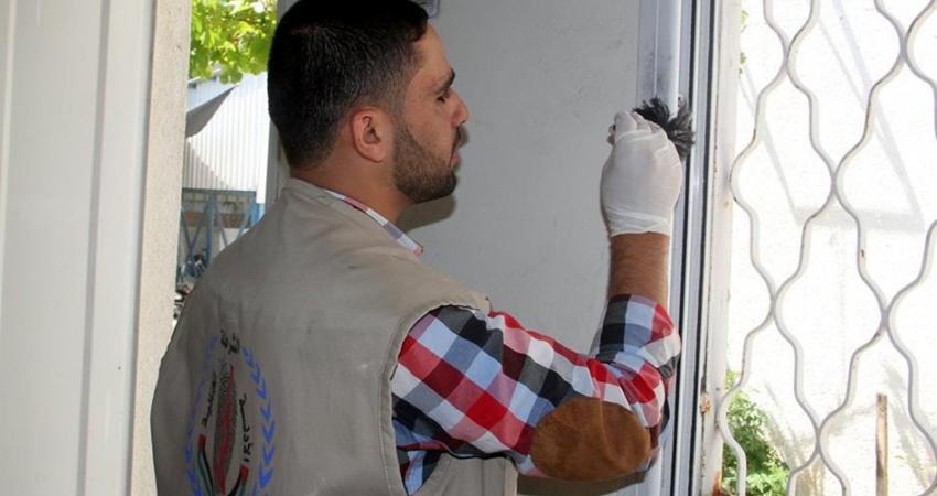 نفذَّت دائرة شرطة الأدلة الجنائية بمحافظة شمال غزة 67 مهمة وقضية خلال النصف الأول من العام الجاري شملت قضايا جنائية وقضايا سرقة وحوادث قتل وتحقيق في حالات وفاة. وفي هذا الصدد، أوضح مدير الأدلة الجنائية بالشمال النقيب يوسف حمد أن طواقمهم أجرت كشف معاينة لـ