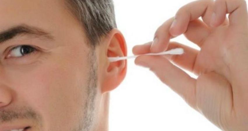 لا تنظف أذنك بالأعواد القطنية