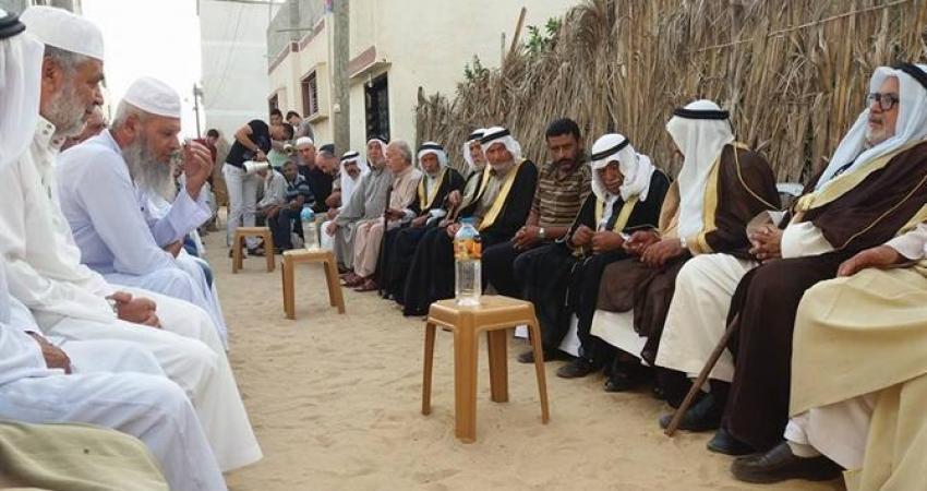 "الداخلية" ترعى صلحاً بين عائلتي العبادلة وعواد بخان يونس