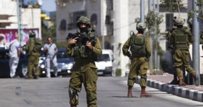 الاحتلال يعتقل مواطنة بزعم حيازتها سكينتين قرب رام الله