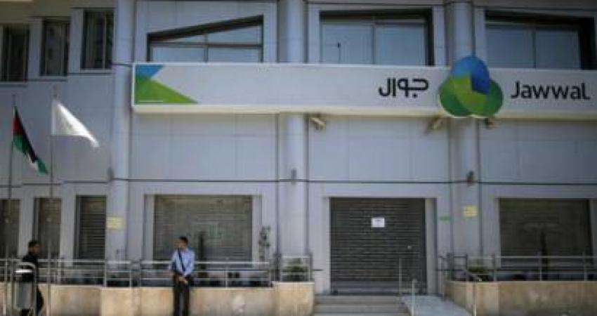 150630120954_policemen_loyal_to_hamas_stand_guard_outside_the_closed_jawwal_company_headquarters_in_gaza__640x360_reuters (1)
