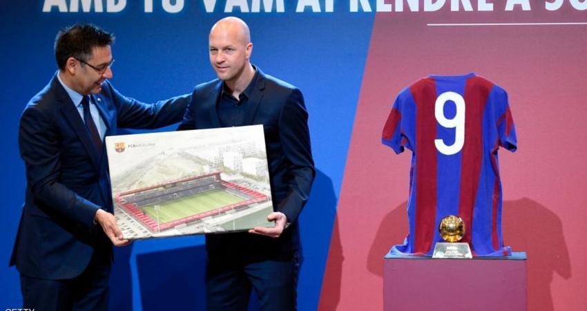برشلونة يكرم كرويف بملعب وتمثال