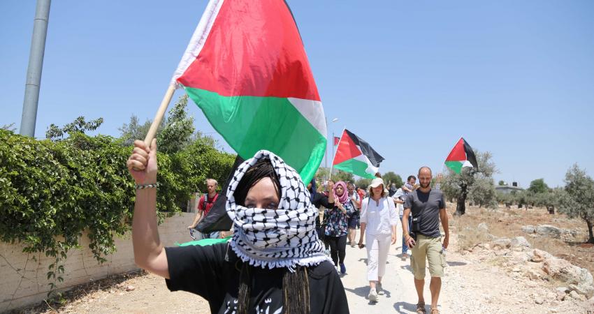 مسيرة بلعين تطالب بمعاقبة "إسرائيل" على جرائمها