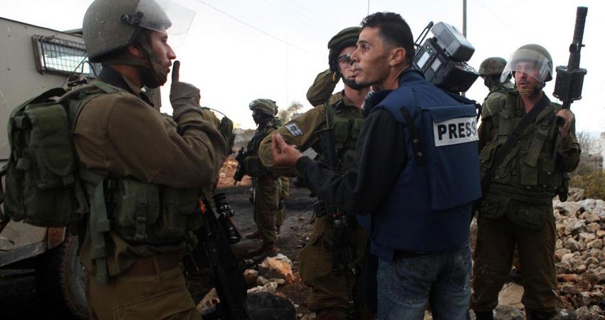 palestinian-journalist-with-israeli-soldiers