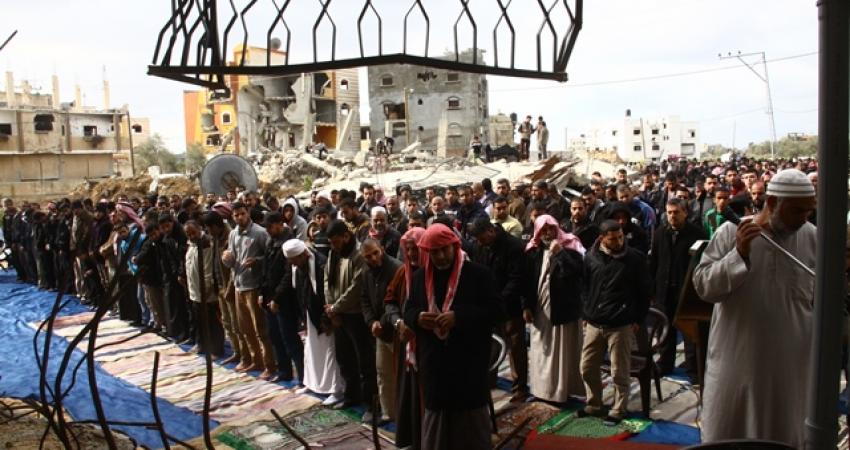 مئات المواطنين يؤدون الصلاة على أنقاض منازلهم المدمرة في قلنديا