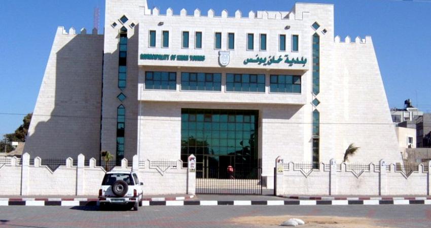 بلدية خان يونس تجمع وتُرحل نفايات المدينة