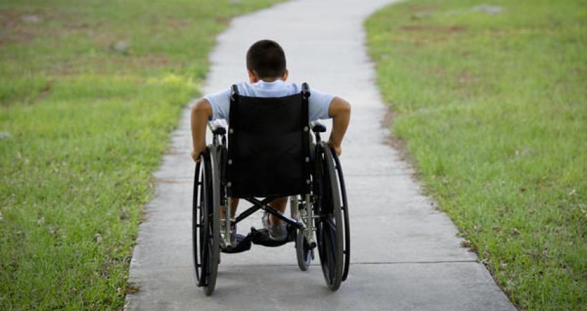 طوّر 3 طلاب جامعيين أتراك كرسياً متحركاً لمرضى الشلل يمكن التحكم به بنظرات العين. ويعتمد الكرسي على كاميرا حساسة تثبت على خوذة أو نظارة، تراقب حركات بوبؤ العين وتحوّلها إلى أوامر.  وأنهى آلب أرن قره، وكبرى أويانق، وعثمان نوري كوج، النموذج الأولي من الكرسي