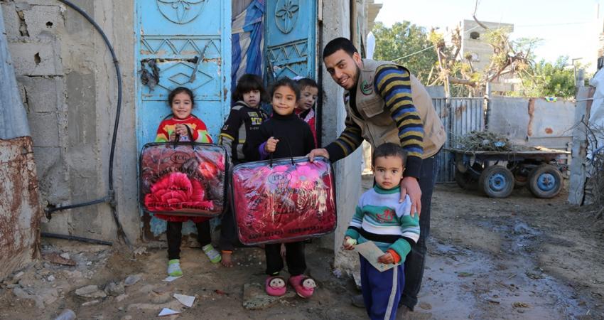 "روّاد" توزع بطانيات على الأسر المستورة بغزة