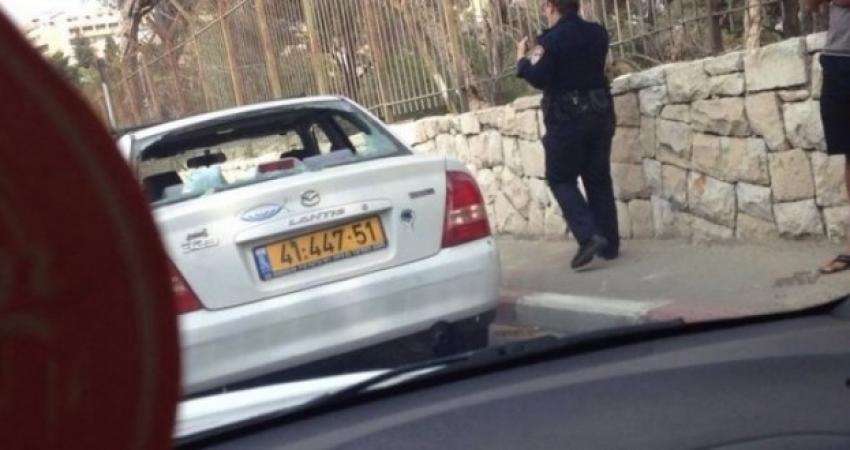 رشق سيارة مستوطن بالحجارة