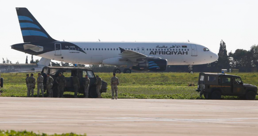 إطلاق سراح العشرات من ركاب الطائرة الليبية المختطفة