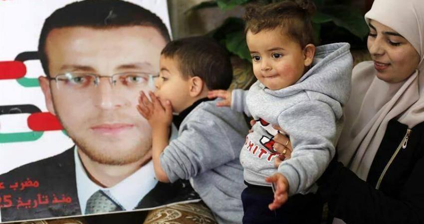 عائلة الصحفي الأسير محمد القيق