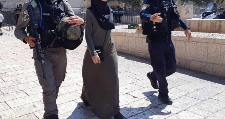 اعتقال فتاة