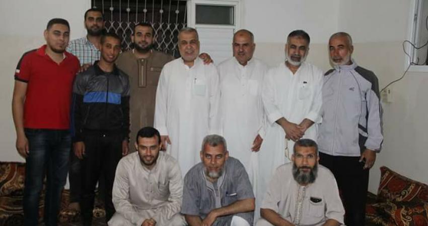 صورة خبر زيارة حماس عوائل شهداء وأسرى المغازي