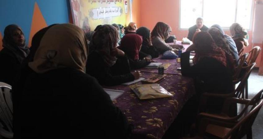 صورة خبر استكمال اللجنة الشعبية للاجئين برنامج تطوير قدرات المرأة بالنصيرات